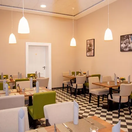 Lok - - Restaurant Vendégház